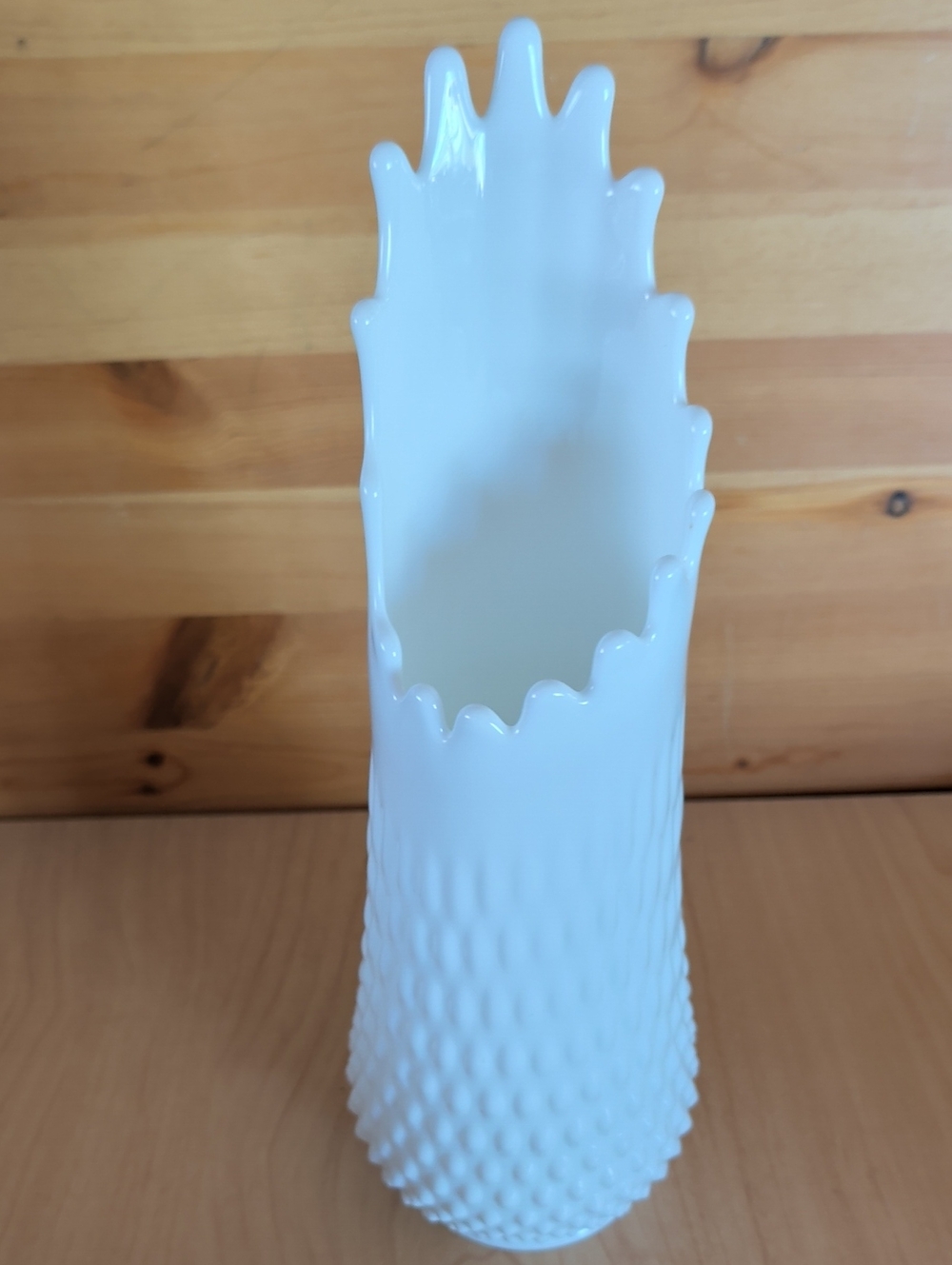 VTG. Fenton, White Hobnail Glass Vase - Elegant Home Accents.🌟🌟🌟